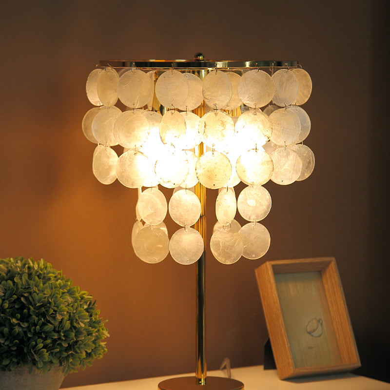 Lampa nocna Shell - Rustykalna metalowa lampa stołowa do sypialni