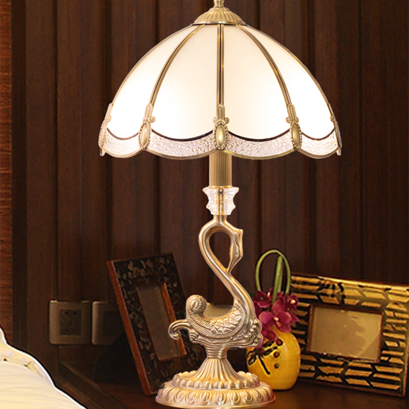 Klasyczna Lampa Stołowa Dome - Mosiężna Lampa Nocna z Dekoracją Ptaka i Białym Szklanym Kloszem
