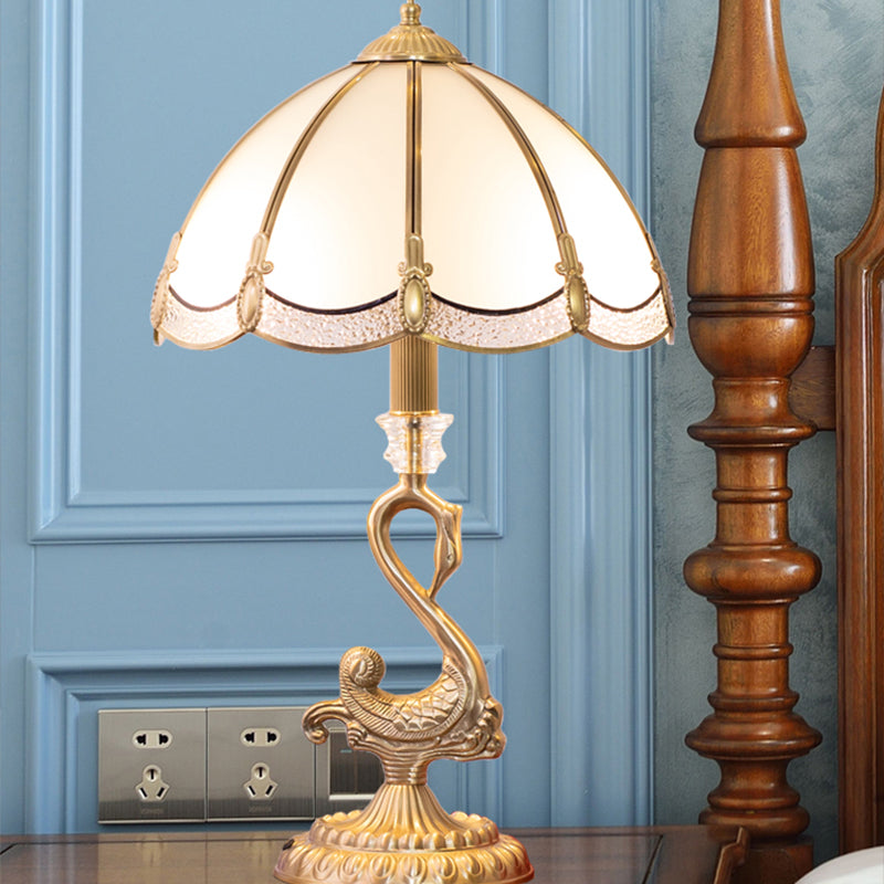Klasyczna Lampa Stołowa Dome - Mosiężna Lampa Nocna z Dekoracją Ptaka i Białym Szklanym Kloszem