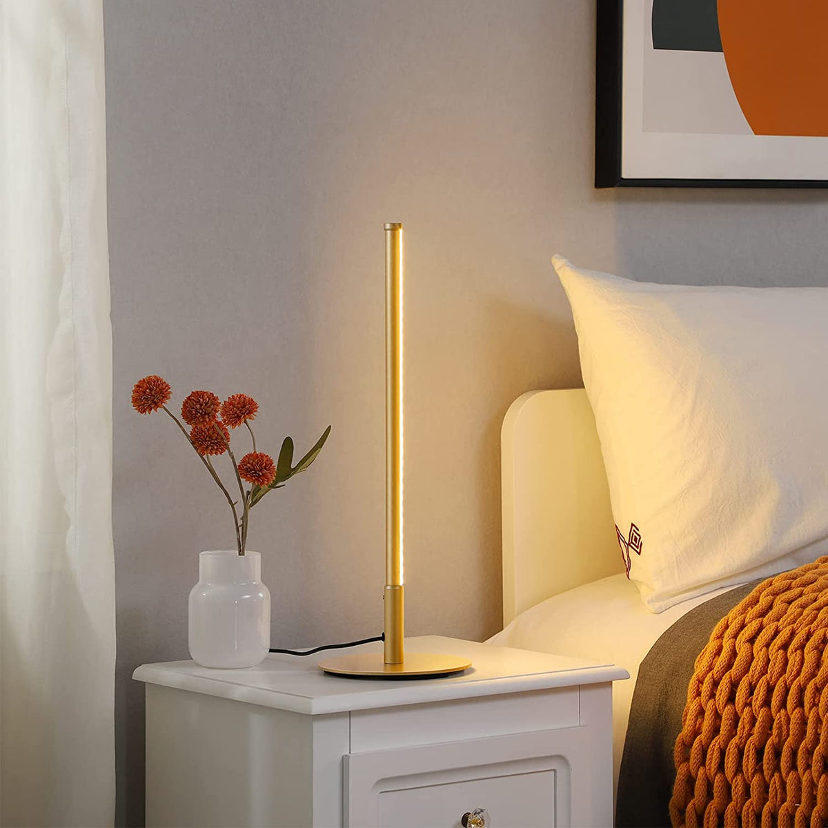 Złota Lampa Stołowa o Minimalistycznym Designie