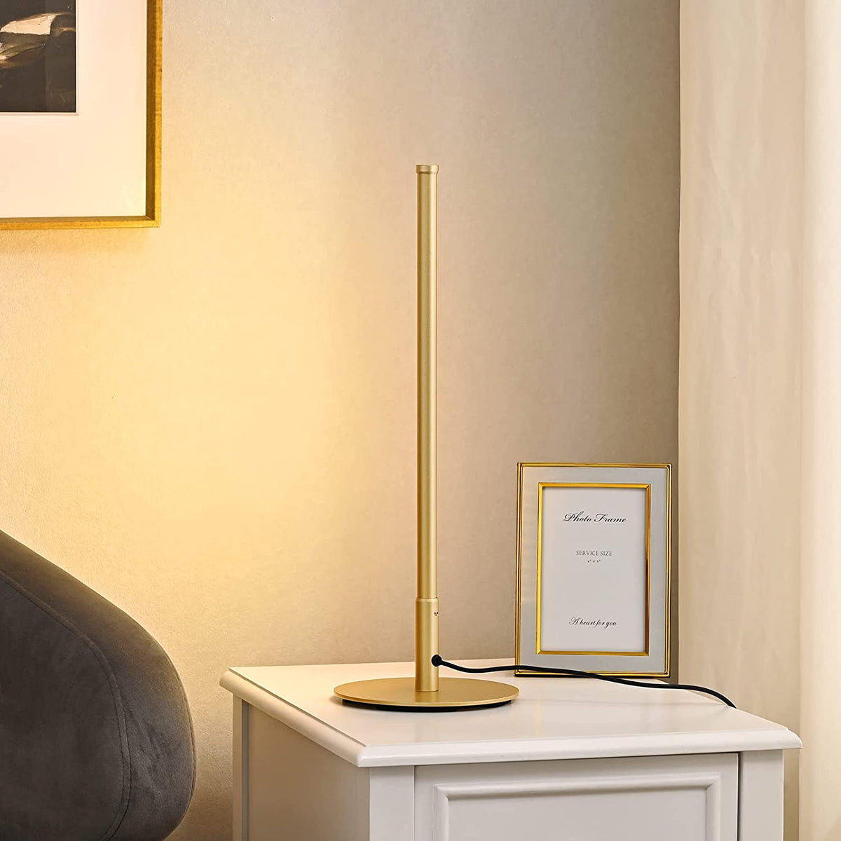 Złota Lampa Stołowa o Minimalistycznym Designie