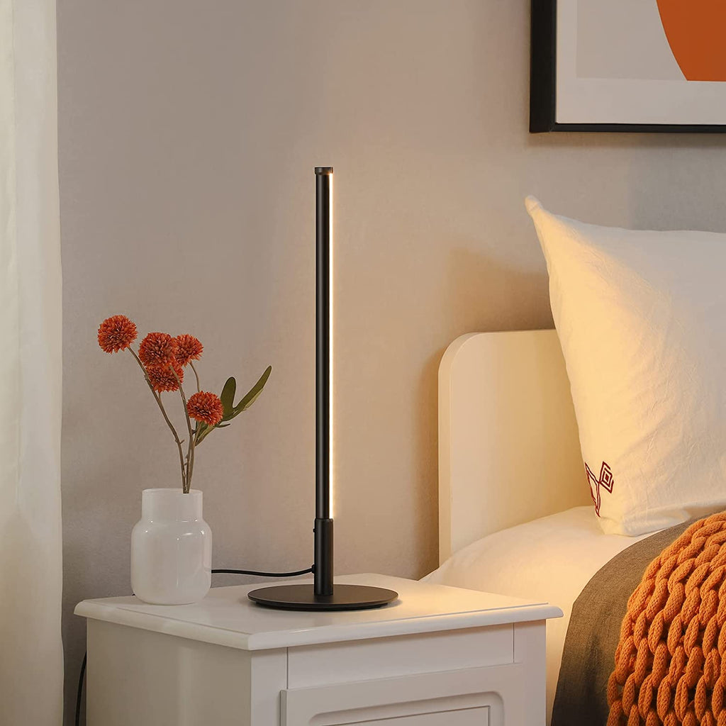 Złota Lampa Stołowa o Minimalistycznym Designie