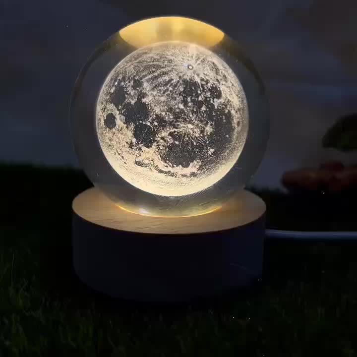 MoonCrystal - Lampa Kula Księżycowa z Drewnianą Podstawą