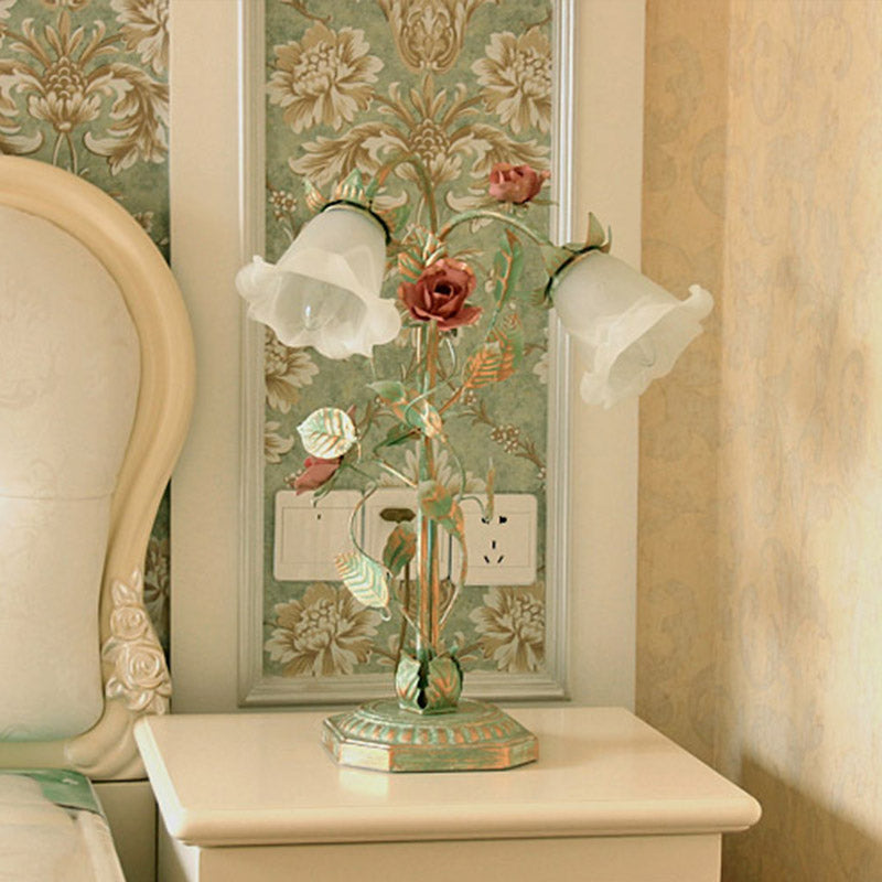Zielona Lampa Stołowa z Kwiatem - Oświetlenie Sypialni w Stylu Shabby Chic