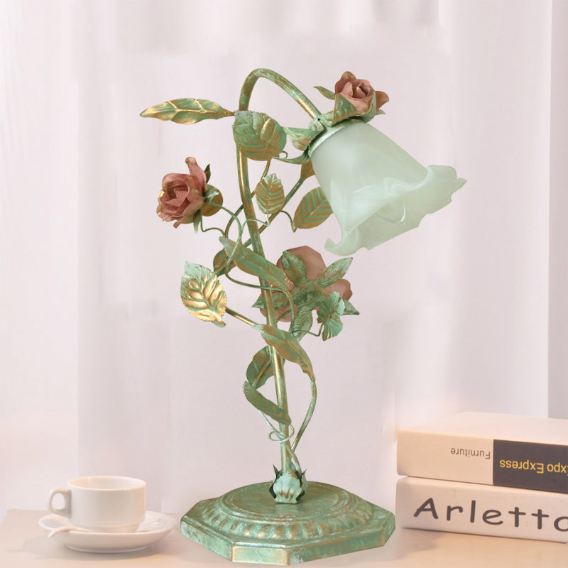 Zielona Lampa Stołowa z Kwiatem - Oświetlenie Sypialni w Stylu Shabby Chic