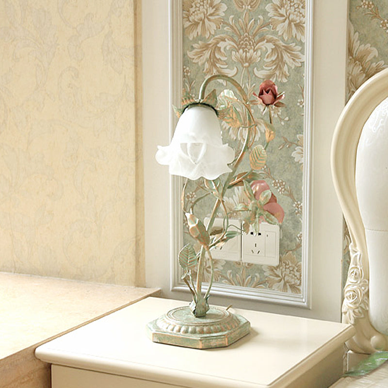 Zielona Lampa Stołowa z Kwiatem - Oświetlenie Sypialni w Stylu Shabby Chic