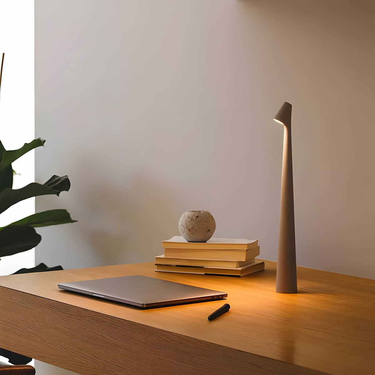 LunaSlim Elegancka Lampa Stołowa z Funkcjonalnością Bezprzewodową