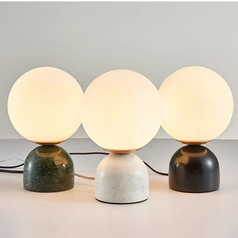 MarbleLume - Nowoczesna Lampa Stołowa z Marmuru z Okrągłym Szklanym Kloszem | Stylowe Oświetlenie