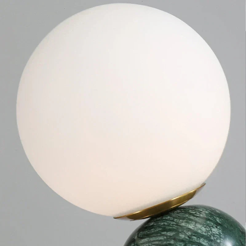MarbleLume - Nowoczesna Lampa Stołowa z Marmuru z Okrągłym Szklanym Kloszem | Stylowe Oświetlenie