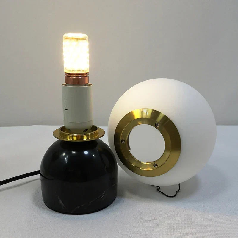 MarbleLume - Nowoczesna Lampa Stołowa z Marmuru z Okrągłym Szklanym Kloszem | Stylowe Oświetlenie