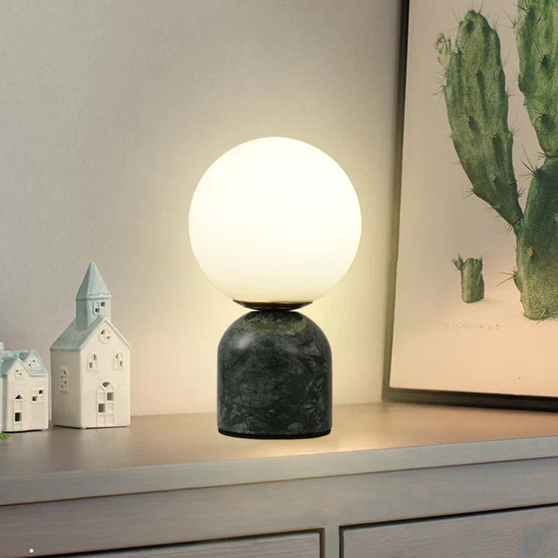 MarbleLume - Nowoczesna Lampa Stołowa z Marmuru z Okrągłym Szklanym Kloszem | Stylowe Oświetlenie