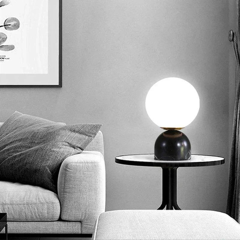 MarbleLume - Nowoczesna Lampa Stołowa z Marmuru z Okrągłym Szklanym Kloszem | Stylowe Oświetlenie