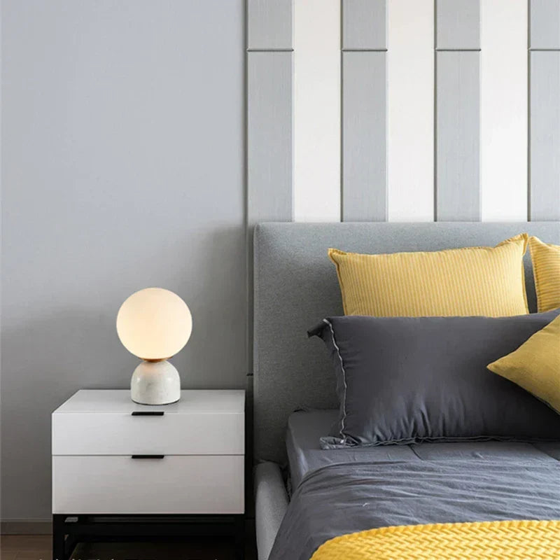 MarbleLume - Nowoczesna Lampa Stołowa z Marmuru z Okrągłym Szklanym Kloszem | Stylowe Oświetlenie
