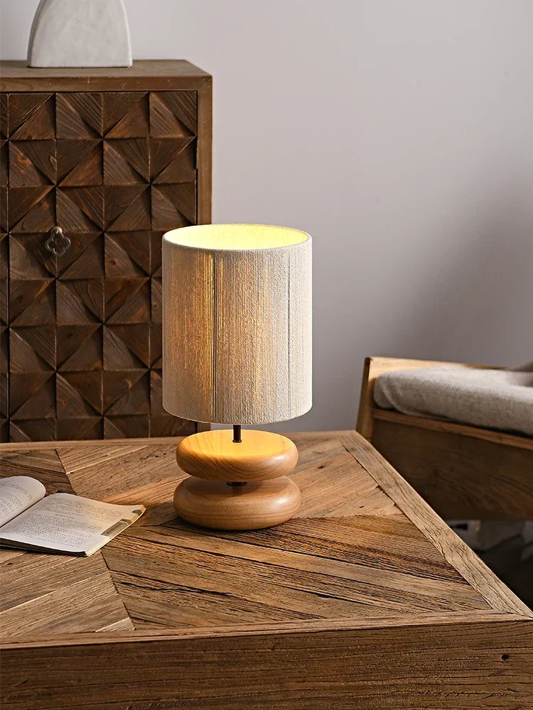 RusticGlow - Lampa Stołowa z Orzecha z Lnianym Kloszem – Naturalne Oświetlenie do Salonu i Sypialni