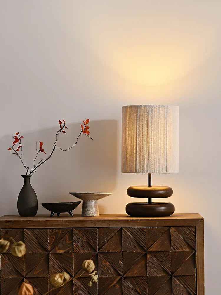 RusticGlow - Lampa Stołowa z Orzecha z Lnianym Kloszem – Naturalne Oświetlenie do Salonu i Sypialni