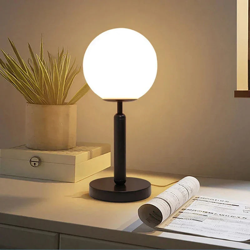 LumiSphere - Nowoczesna Szklana Lampa Stołowa z Złotą LED | Stylowe Oświetlenie