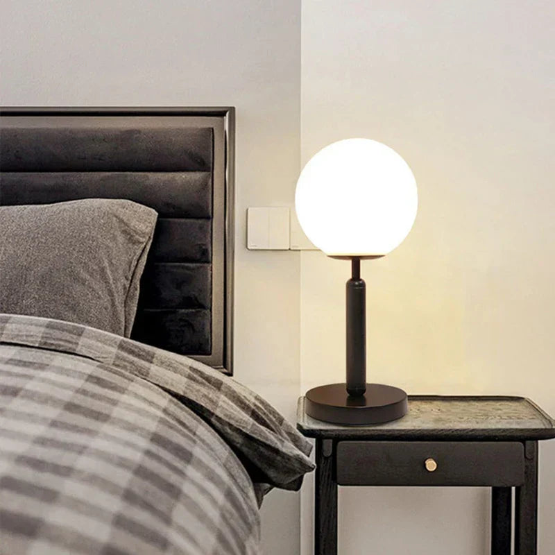 LumiSphere - Nowoczesna Szklana Lampa Stołowa z Złotą LED | Stylowe Oświetlenie