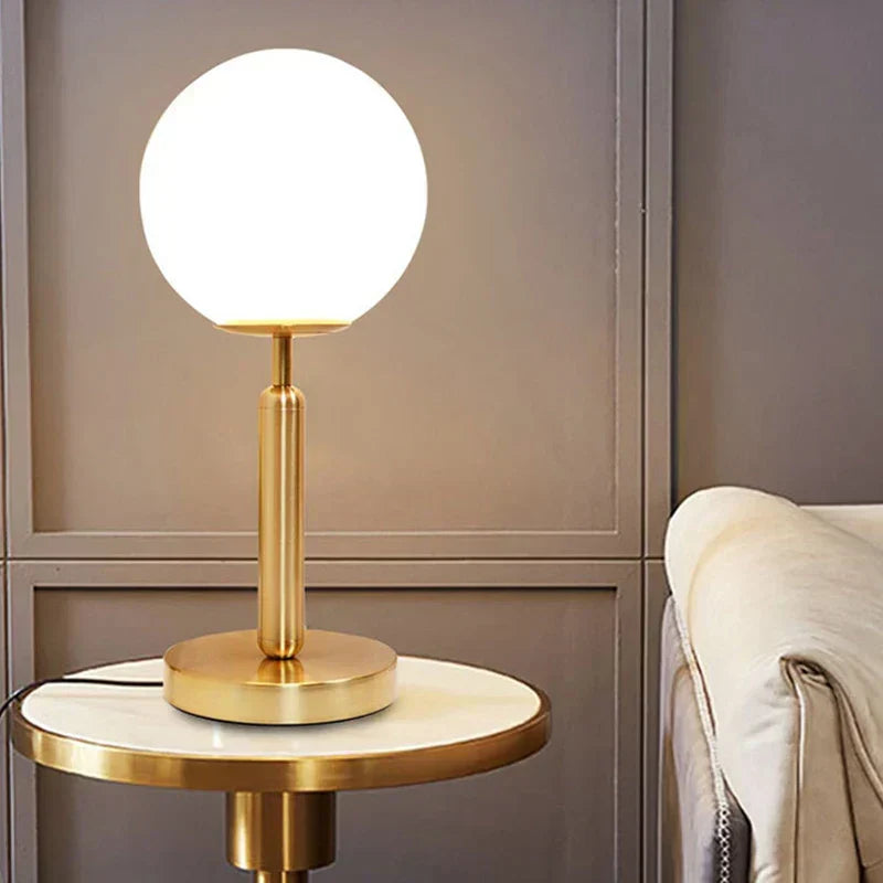 LumiSphere - Nowoczesna Szklana Lampa Stołowa z Złotą LED | Stylowe Oświetlenie