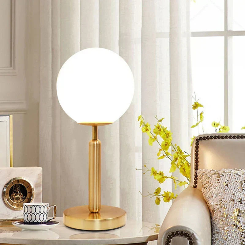 LumiSphere - Nowoczesna Szklana Lampa Stołowa z Złotą LED | Stylowe Oświetlenie