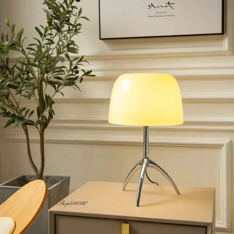 LumiTripod – Nowoczesna Lampa Biurkowa LED