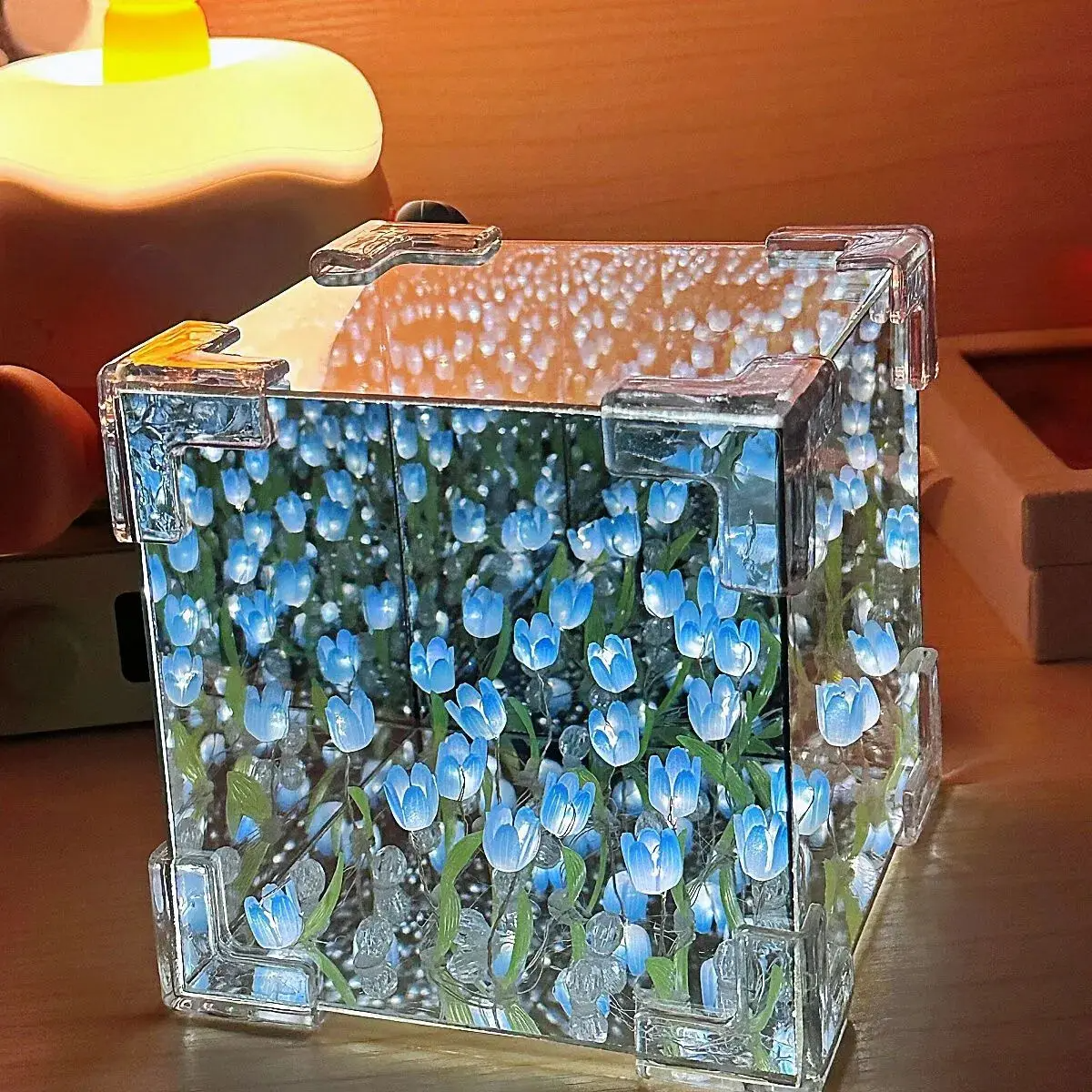 MirrorBloom - Lampka DIY w kształcie sześcianu lusterka z tulipanowym wzorem