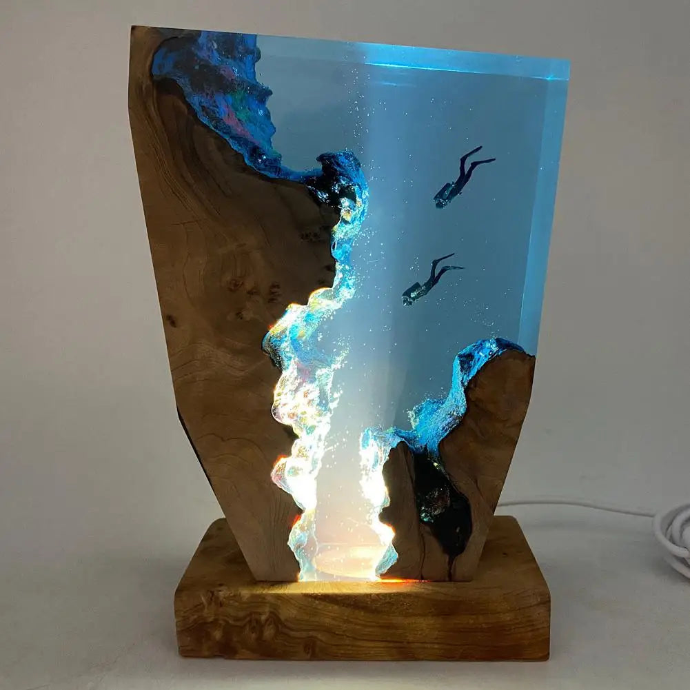 OceanGlow - Lampa Stołowa LED Ocean Diver – Lampa Epoksydowa z Drewnianym Wykończeniem w Stylu Morskim