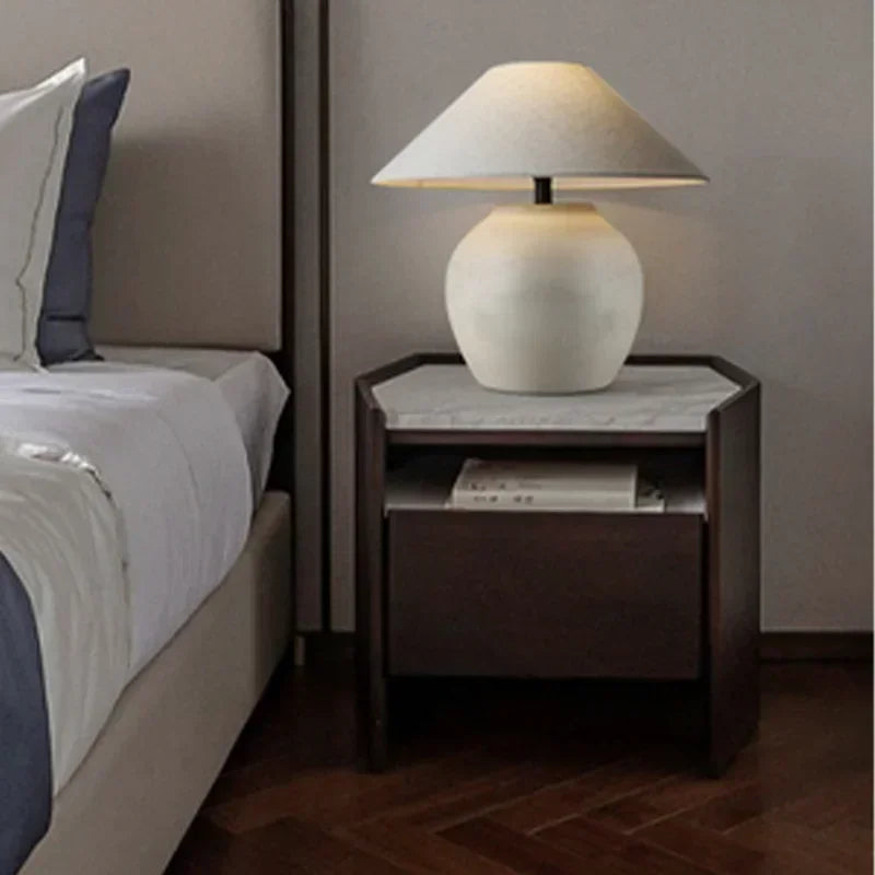 LumeVase – Ceramiczna Lampa Stołowa o Minimalistycznym Designie