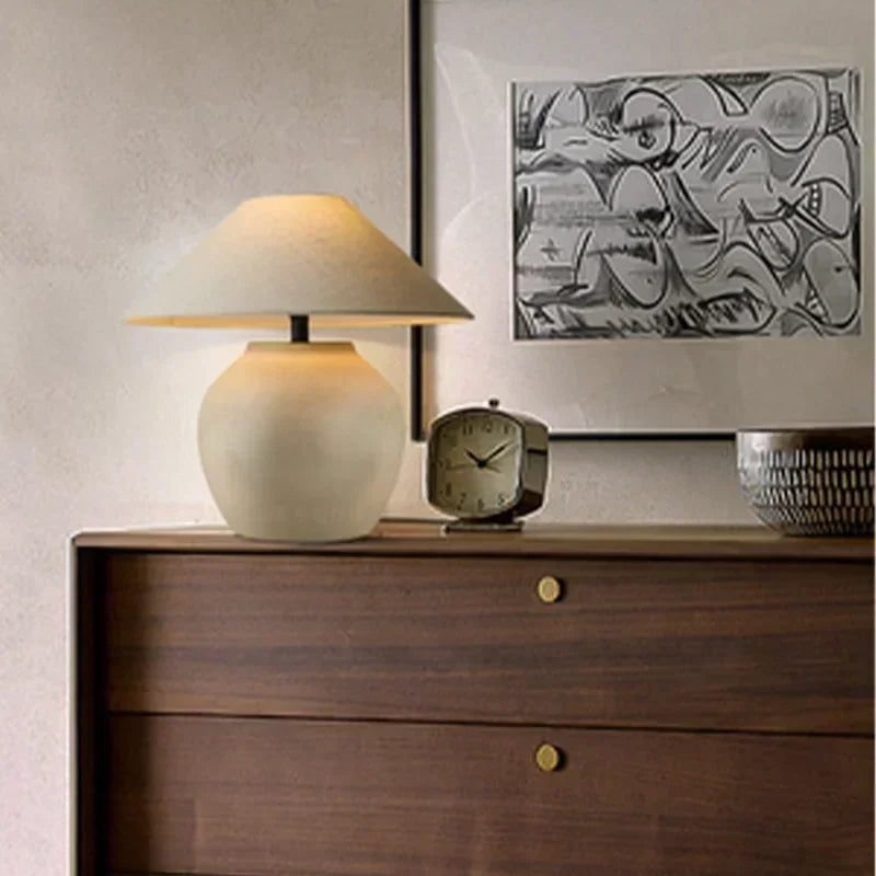 LumeVase – Ceramiczna Lampa Stołowa o Minimalistycznym Designie