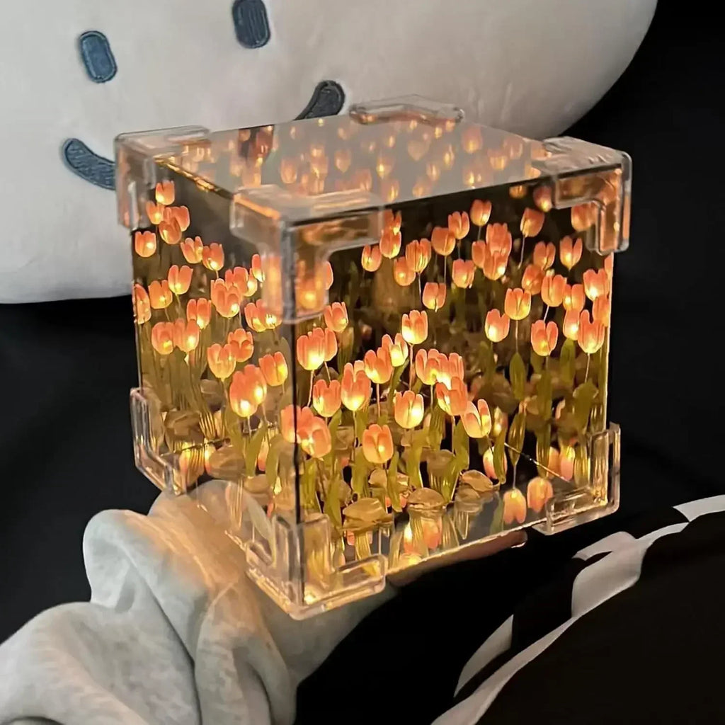 MirrorBloom - Lampka DIY w kształcie sześcianu lusterka z tulipanowym wzorem