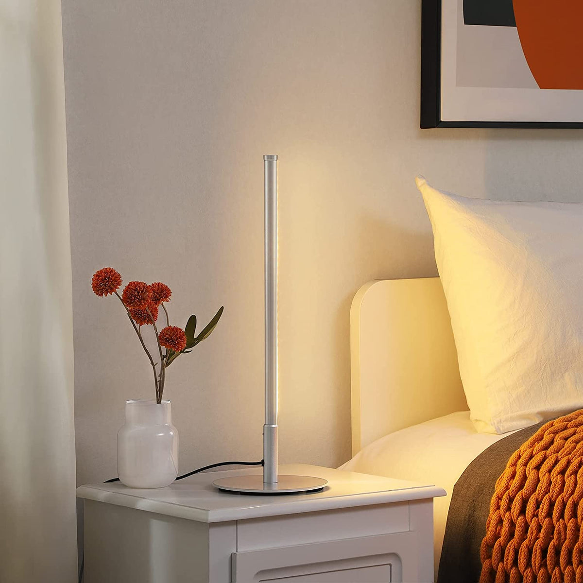 Złota Lampa Stołowa o Minimalistycznym Designie