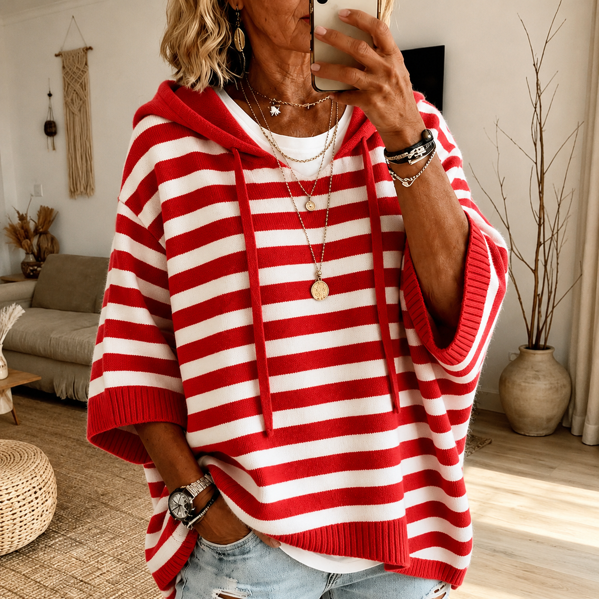 Charlotte – Röd Randig Poncho Tröja