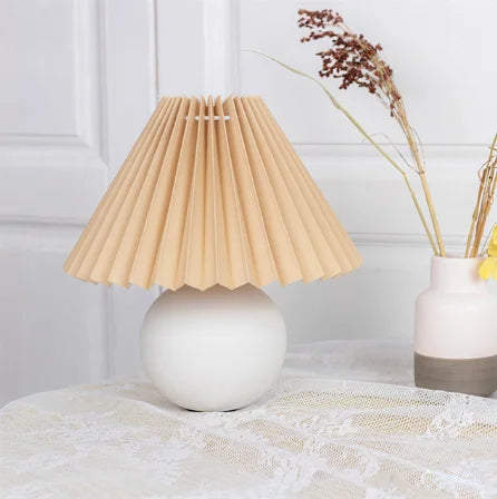 RetroGlow - Vintage Lampa Stołowa z Fałdowanym Kloszem – Stylowa Retro Lampa Nocna