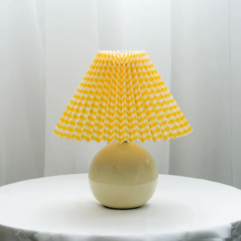RetroGlow - Vintage Lampa Stołowa z Fałdowanym Kloszem – Stylowa Retro Lampa Nocna